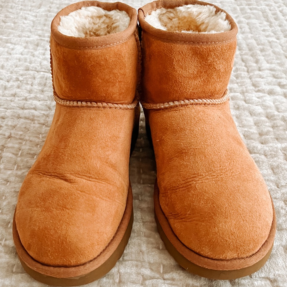 Women’s 7 UGG Classic Mini II Boot in chestnut